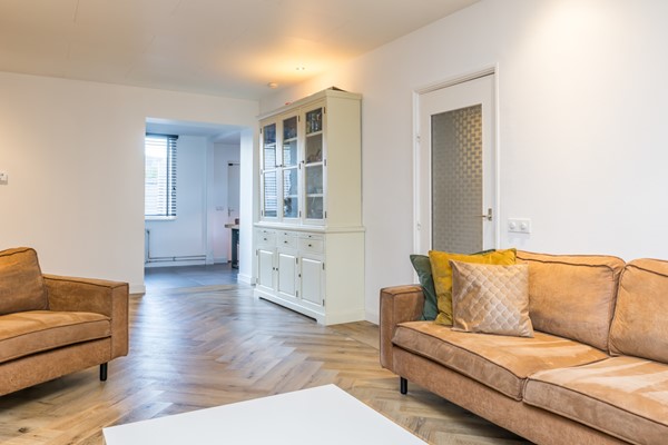 Foto - Verkocht onder voorbehoud: Instapklare gemoderniseerde hoekwoning uit 1920 met 4 slaapkamers, aanbouw met leef keuken en bijkeuken, eigen oprit (2 auto's) en een onderhoudsvriendelijke tuin gelegen op het Zuiden.